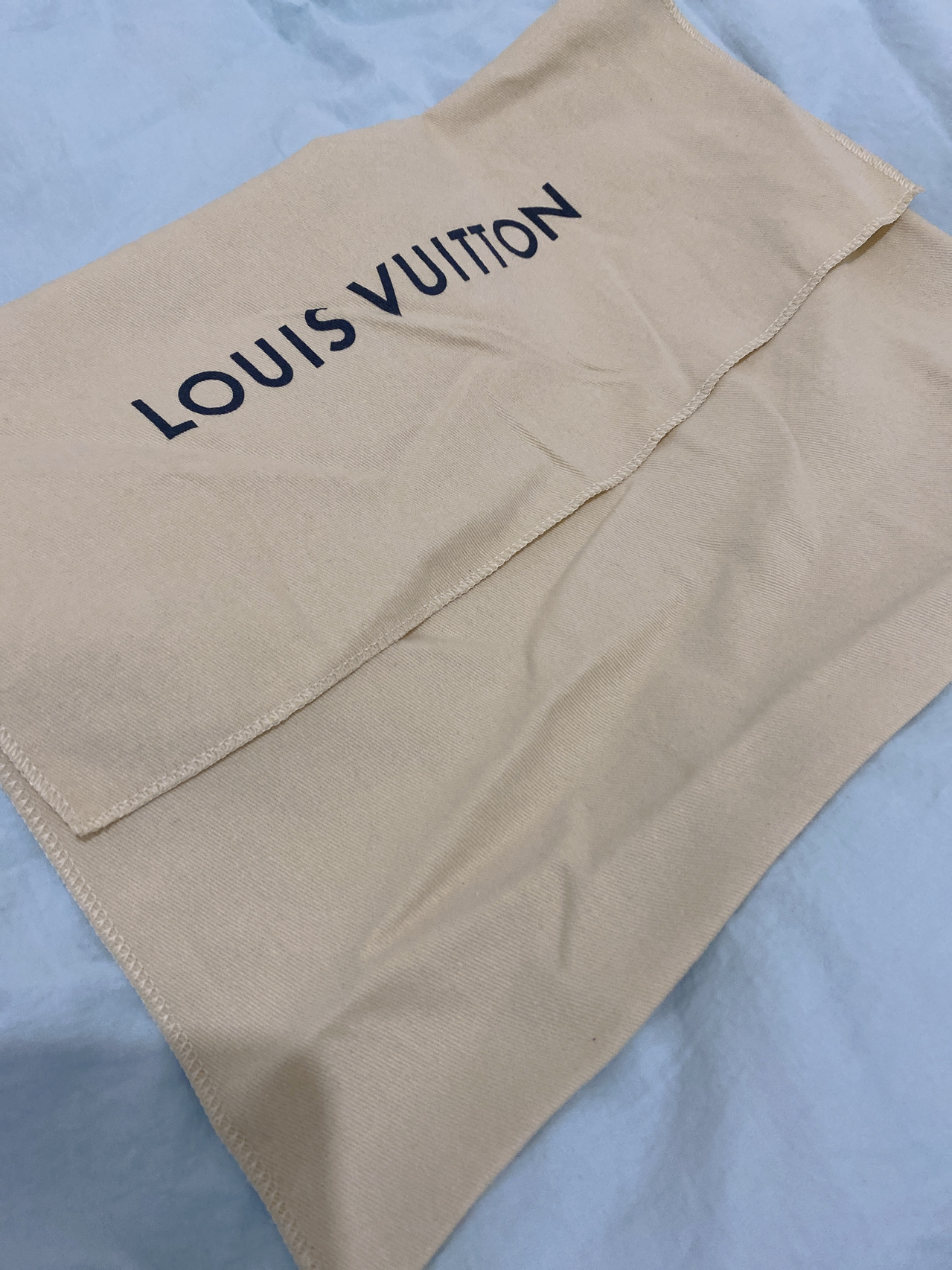 LV最新防塵袋，時(shí)尚界的秘密武器，保護(hù)你的珍貴物品不受塵埃侵?jǐn)_??