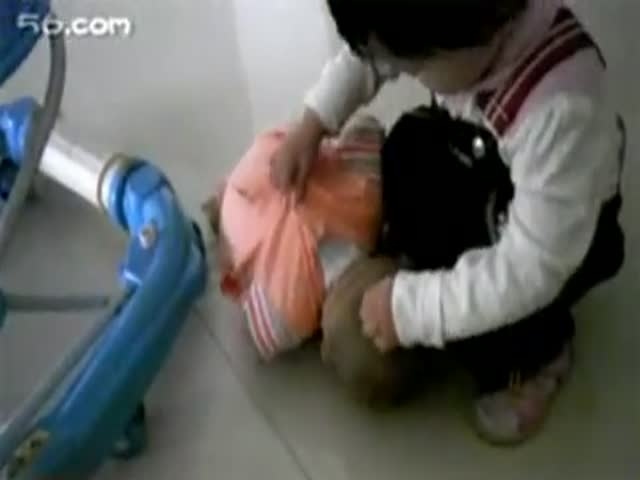 狂虐嬰兒視頻引發(fā)社會憤怒，道德和法律界限不可逾越