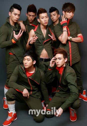 韓國2PM組合最新動態(tài)，小巷音樂風暴與隱藏小店探秘