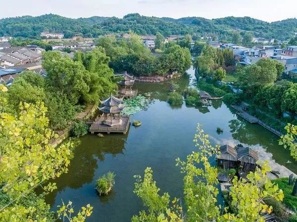 黃龍溪華僑城最新消息,黃龍溪華僑城最新消息，發(fā)展的雙刃劍效應(yīng)分析