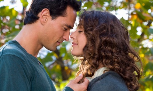 時代變遷下的新型親吻，情感表達的新方式