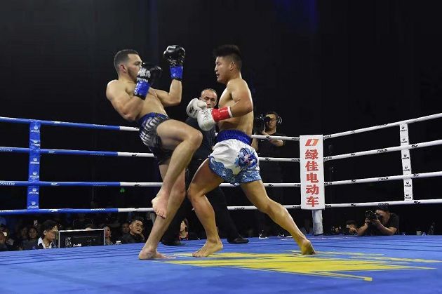 位寧輝最新比賽視頻，小巷深處的格斗與美食奇遇