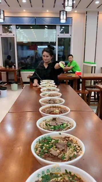 智能面食競(jìng)技盛宴，全新科技引領(lǐng)吃面條比賽風(fēng)潮！