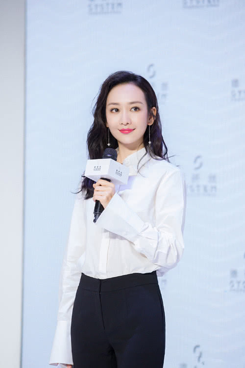 王鷗明星大偵探造型，自然美景中的心靈探索之旅