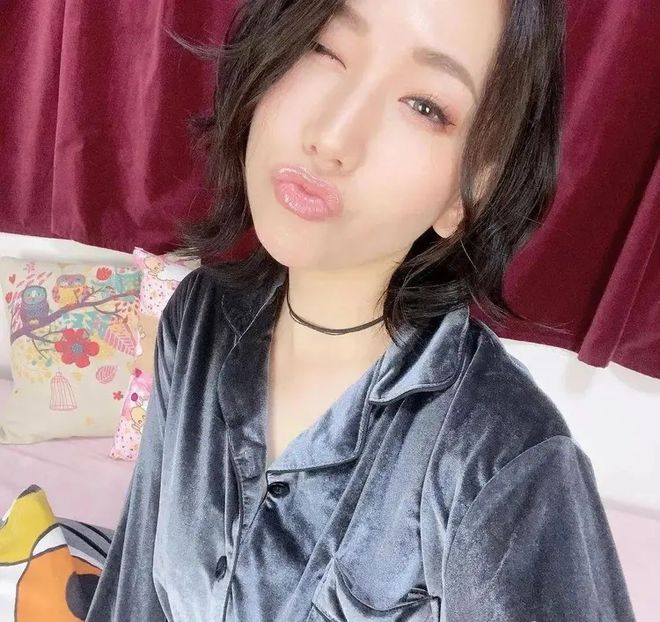 小巷深處的浪漫邂逅，佐山愛(ài)在愛(ài)情電影網(wǎng)中的故事