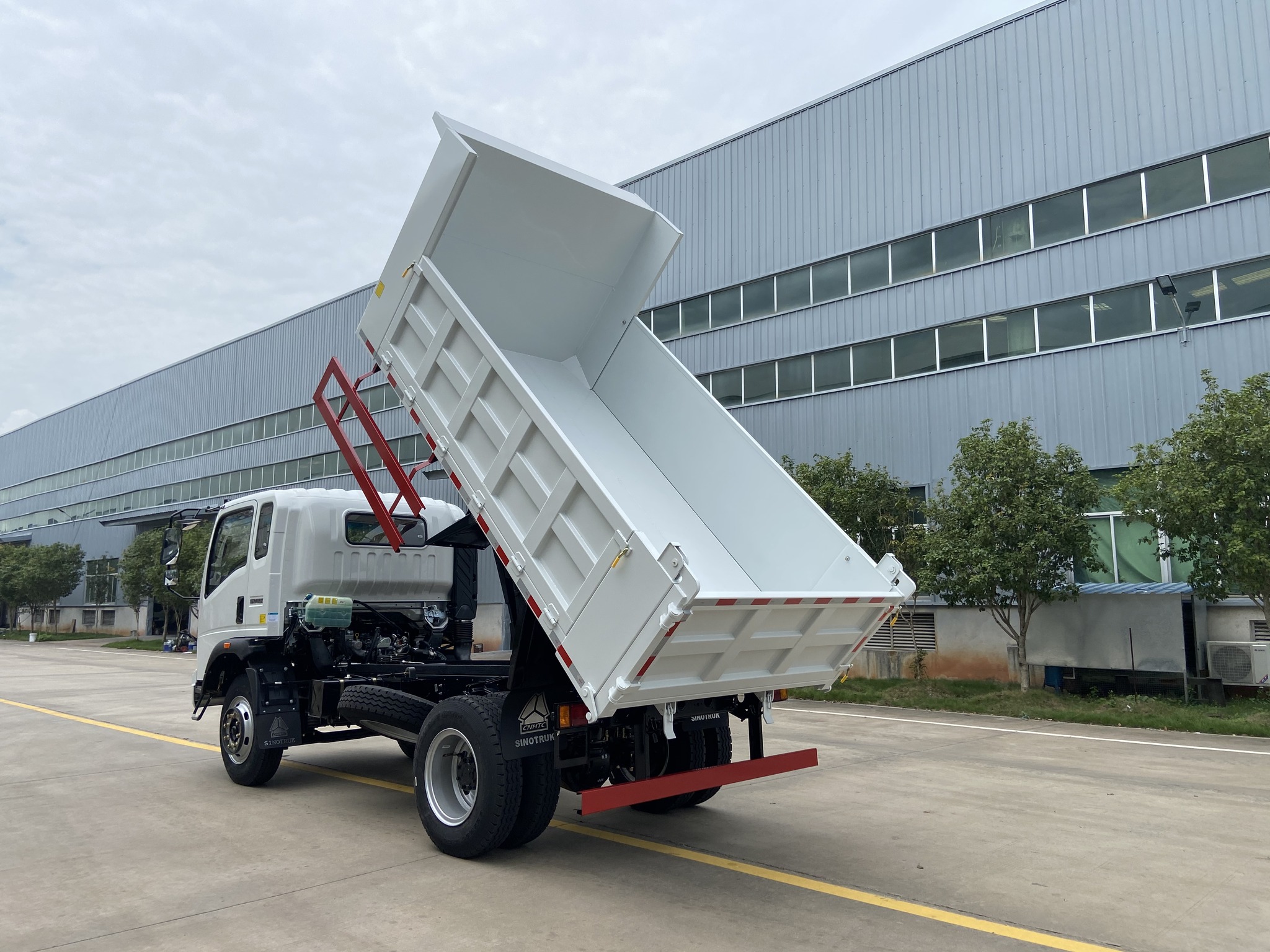 最新款自卸卡車，自然美景探索之旅的得力伙伴