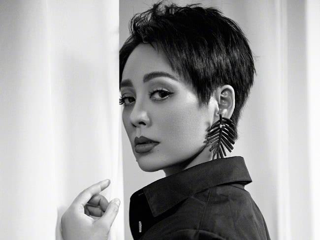 成旭演員，科技之光下的生活重塑者