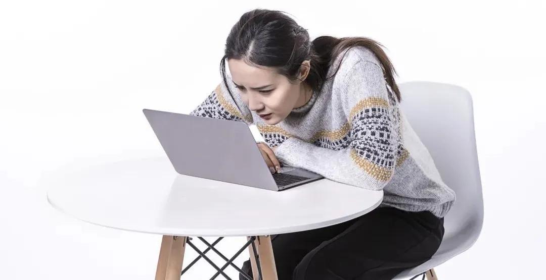 駝背男明星的人生舞臺(tái)，身體特征與星光熠熠的輝煌探索