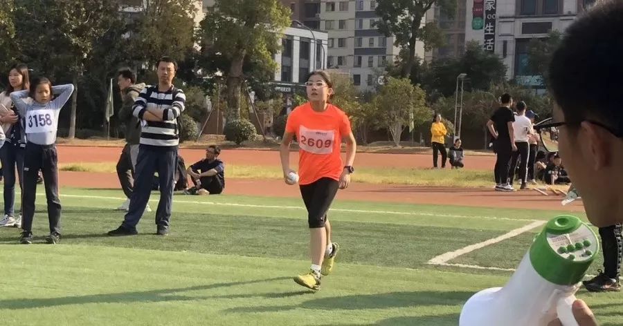 小蝸牛的田徑夢，綠意盎然賽場上的奇遇之旅