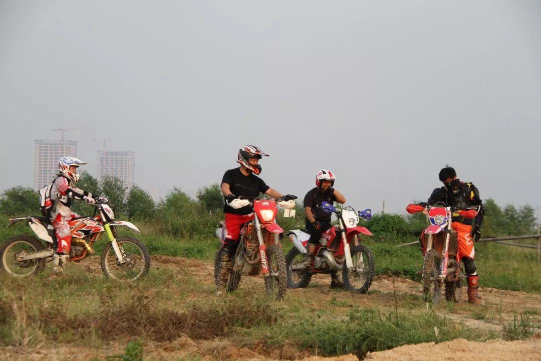 越野摩托車比賽，小巷中的熱血激情與神秘探險(xiǎn)之旅