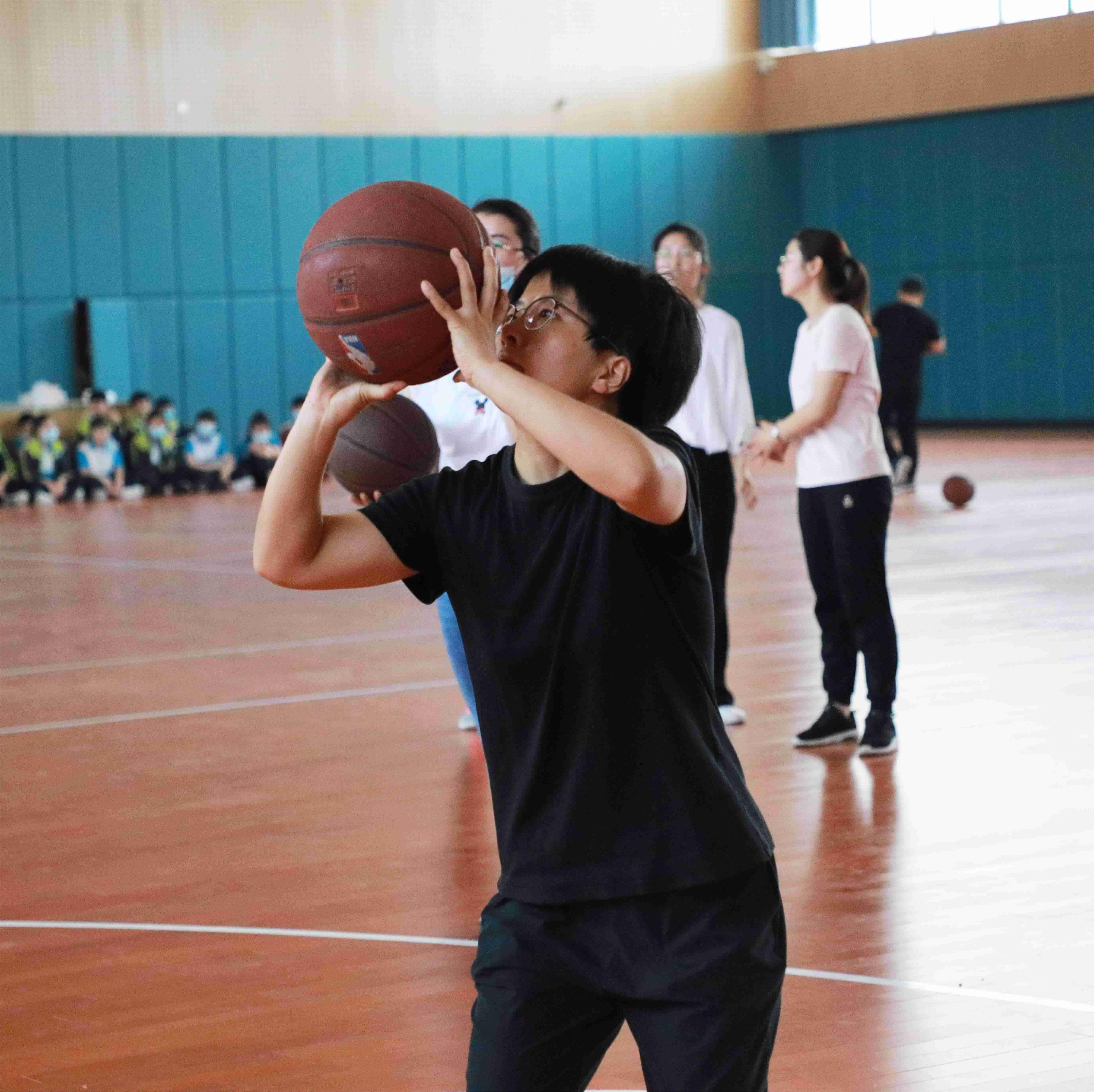 個(gè)人投籃比賽，班級(jí)競(jìng)技風(fēng)采展示