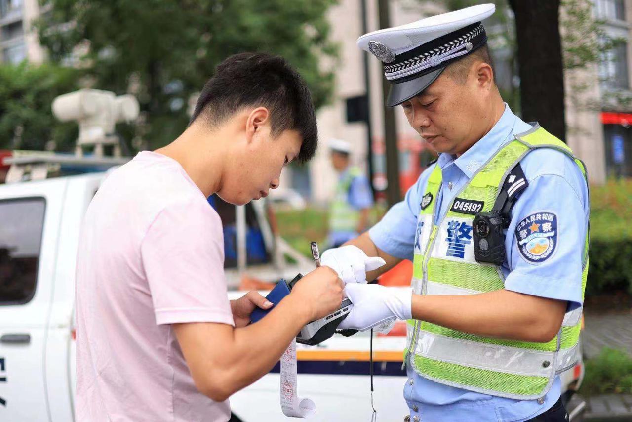 廠區(qū)標語煥新，點亮變化之光，鑄就自信未來之路