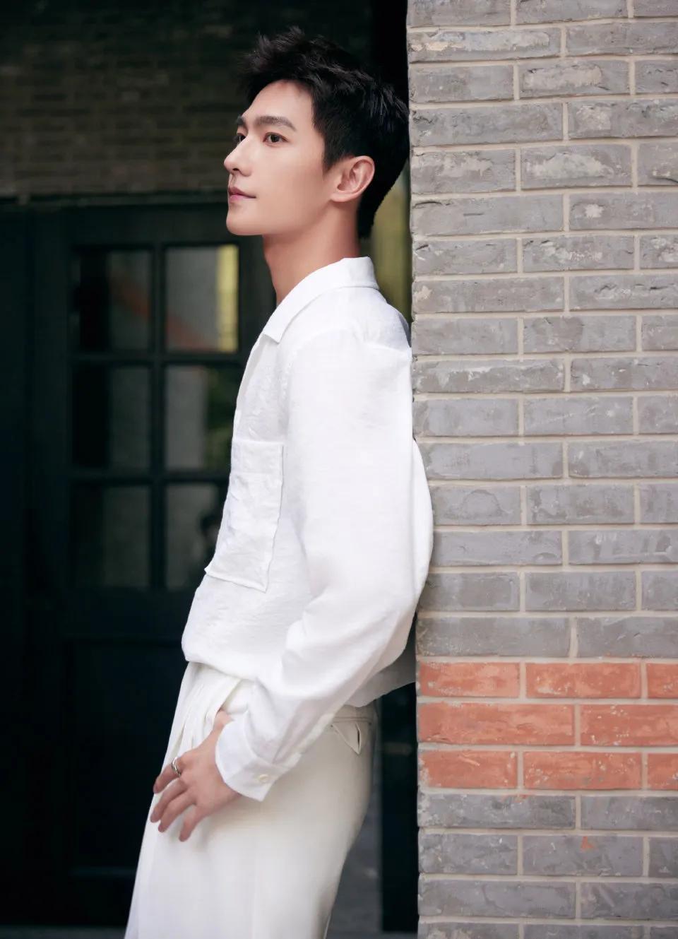 時尚套裝，自信與成就感的完美融合圖片展示