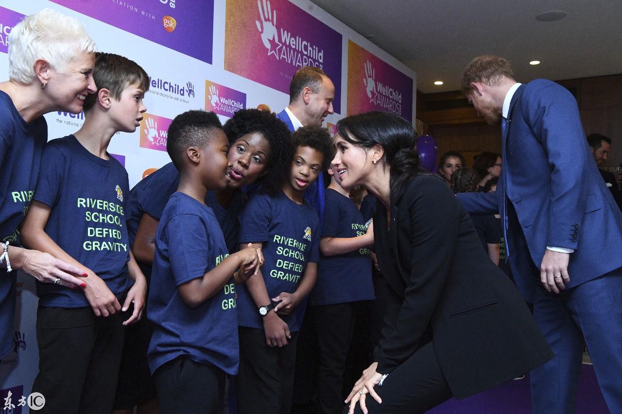 英國(guó)王妃凱特最新服裝引領(lǐng)時(shí)尚潮流，英倫風(fēng)尚再燃！