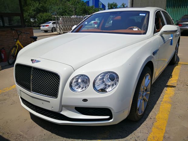 最新款賓利，奢華與科技的完美融合