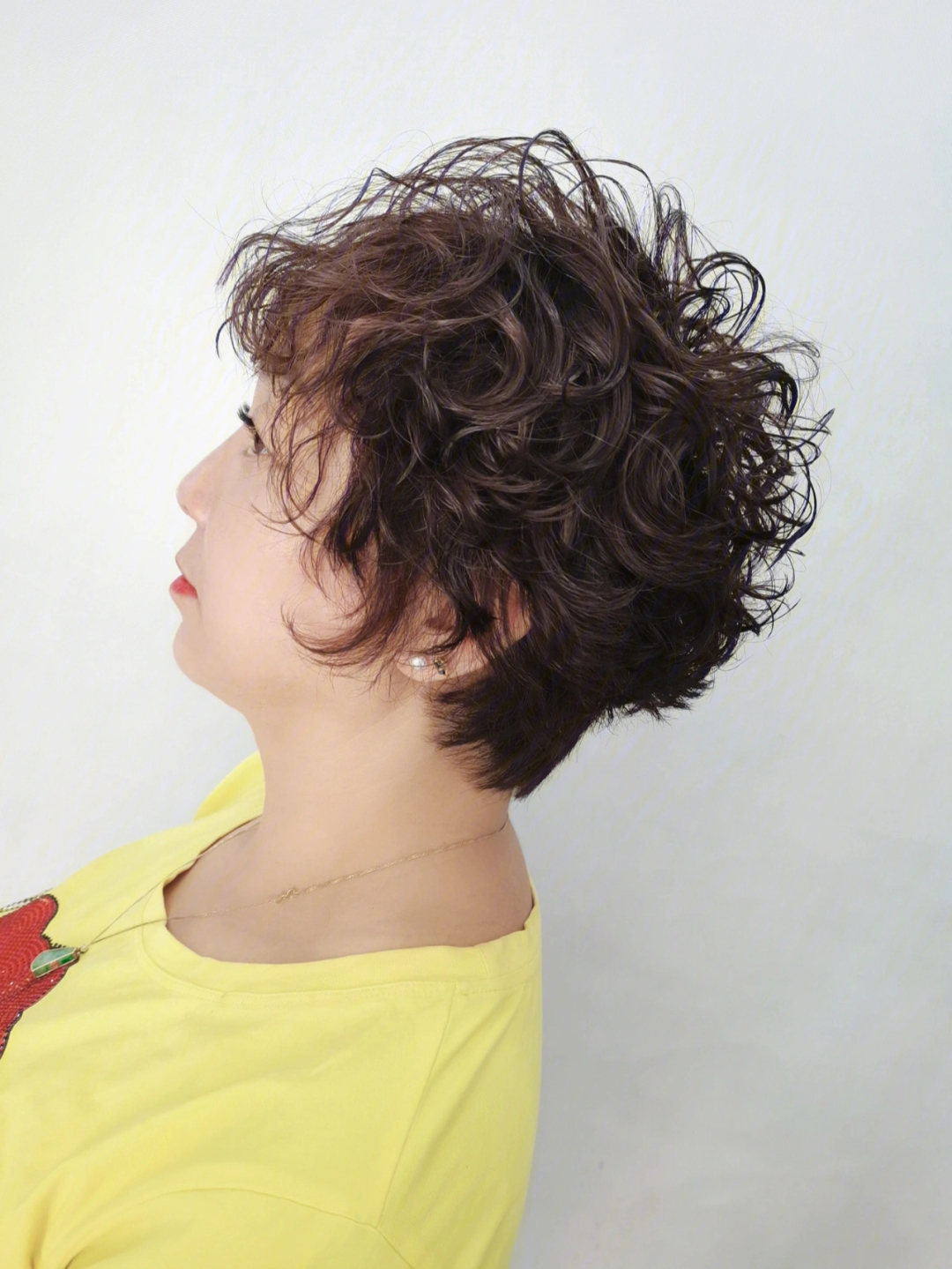 最新短發(fā)燙發(fā)造型，時(shí)尚界的火熱焦點(diǎn)！