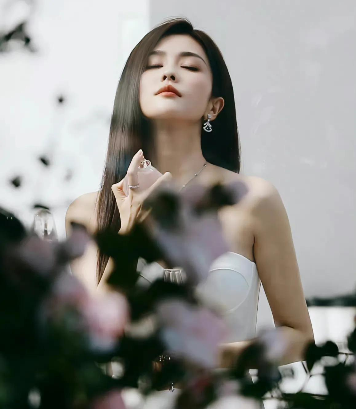 劉雯最新壁紙，時尚魅力的完美展現(xiàn)